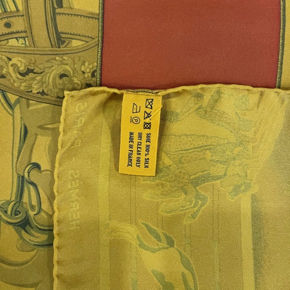 Hermès 90x90 silk scarf with 5 classic heritage patterns combined. - Picture 6 of 7